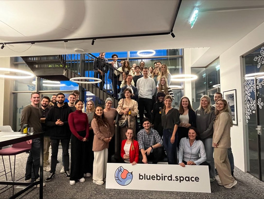 Ein Bild der Studierendengruppe im Bluebird.space im Zuge des Coworking Kurs im Wintersemester 2023/2024